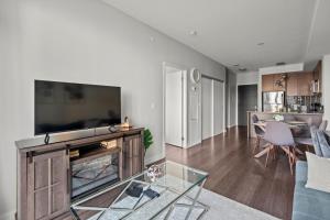 een woonkamer met open haard en tv bij Modern 1Bd & Den Condo with Balcony Lillian St in Toronto