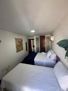 ein Hotelzimmer mit zwei Betten in einem Zimmer in der Unterkunft Home service cabo branco varanda vista parcial in João Pessoa + 26 Fotos