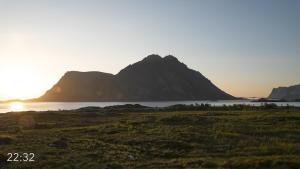 una montaña sentada junto a un cuerpo de agua en Secluded Lodge - Stunning Views!, en Storøya 8 fotos más