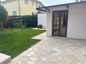 a patio with a door in a yard at Ca Mauro - Oasi di Pietrasanta in Pietrasanta