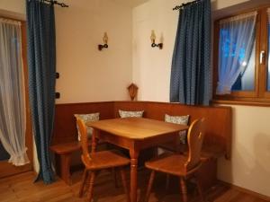 a dining room with a wooden table and chairs at Ferienhaus Anni in Warngau