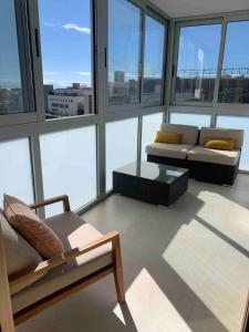 a living room with a lot of windows at Luminoso piso con vistas privilegiadas. in Santa Cruz de Tenerife