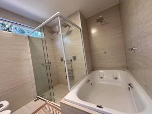 a large bathroom with a tub and a shower at Villela Stay - Aluguel de Suítes e Quartos - Lago Sul in Brasilia +28 photos