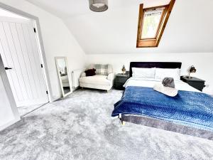 une chambre avec un lit avec une couverture bleue dans l'établissement Avenue Cottage, Inveraray, à Inveraray