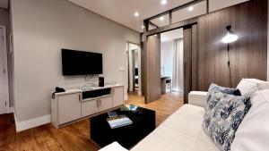 Un televizor și/sau centru de divertisment la Ingleses Holiday Studios