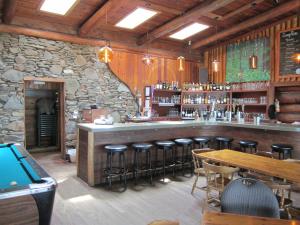 eine Bar in einem Restaurant mit einer Steinmauer in der Unterkunft The Surf Lodge and Pub in Gabriola
