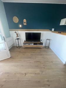 a living room with a flat screen tv on a entertainment center at mare noi in Pietrosella