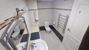 ein Badezimmer mit Waschbecken und Toilette in der Unterkunft HillView Rooms in Manilva in Manilva + 9 Fotos