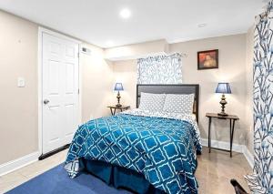 Ένα ή περισσότερα κρεβάτια σε δωμάτιο στο Cozy 4BR Home, Sleeps 12, Near PHL, Eagles Field, UPENN, Fast Wi-Fi, Queen Bed, Parking
