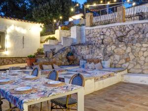 Un patio con mesa y sillas y un muro de piedra. en Mikasi Hills by Hello Homes Sitges, en Sitges 44 fotos más