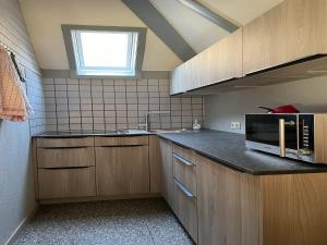 Η κουζίνα ή μικρή κουζίνα στο Holiday home in Reimboldshausen with balcony