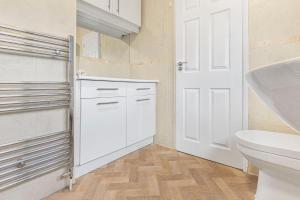 Ένα μπάνιο στο Spacious 3-Bed House with car park near Heathrow +19 φωτογραφίες