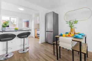 Η κουζίνα ή μικρή κουζίνα στο Spacious 3-Bed House with car park near Heathrow