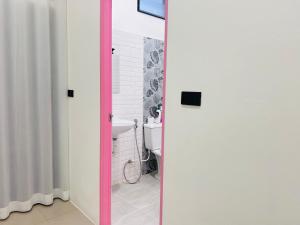 une salle de bain avec des toilettes blanches et un lavabo dans l'établissement Hatyai city habibi home 1, à Sathani Hat Yai 16 autres photos