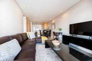 Μια τηλεόραση ή/και κέντρο ψυχαγωγίας στο Luxury Beachfront Apartment in Eden on the Bay 191- 2 bedroom