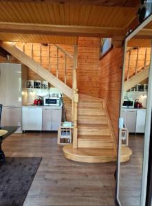 ein großes Zimmer mit einer Treppe in einem Haus in der Unterkunft Brīvdienu māja Vāverītes 