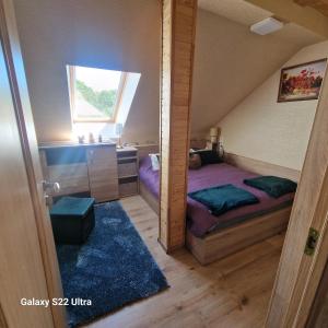 ein kleines Schlafzimmer mit einem Bett und einem Fenster in der Unterkunft Brīvdienu māja Vāverītes 