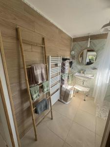 bagno con letto a castello e lavandino di Villa septembre logement VANILLE a Lamalou-les-Bains