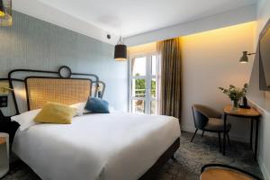une chambre avec un grand lit blanc et une fenêtre dans l'établissement Mercure Orléans Portes de Sologne, à Ardon 96 autres photos