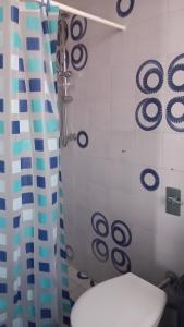 ein Badezimmer mit Dusche mit Toilette und Duschvorhang in der Unterkunft Domus Maregi in Marina di Ragusa + 28 Fotos
