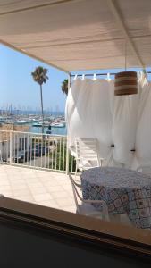 ein Balkon mit Bett und Blick aufs Wasser in der Unterkunft Domus Maregi in Marina di Ragusa