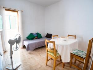 Cette chambre comprend une table, un lit et une fenêtre. dans l'établissement Piso capital La Mariposa, à Santa Cruz de Tenerife