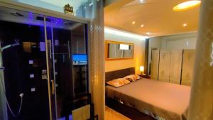 Un dormitorio pequeño con una cama y un baño. en Room Galileo, en Padua
