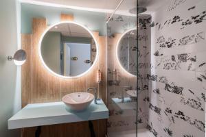 Koupelna v ubytování Mercure Orléans Portes de Sologne + 90 fotografií