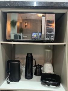 ジョインヴィレにあるBoa Vista · Amplo Ap. a 5 km do Hospital Regional Hans Dieterの棚の上に置かれた電子レンジ +55枚の写真