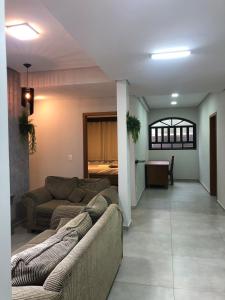 a living room with two couches and a table at Boa Vista · Amplo Ap. a 5 km do Hospital Regional Hans Dieter in Joinville