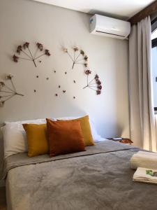 ジョインヴィレにあるBoa Vista · Amplo Ap. a 5 km do Hospital Regional Hans Dieterのベッドルーム1室(花の壁掛けのベッド1台付)