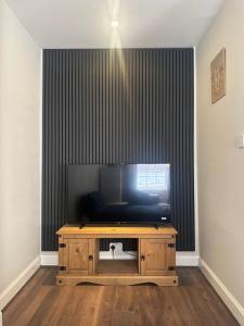 Televisyen dan/atau pusat hiburan di Bright & Spacious City Centre Edinburgh Flat, Unbeatable Location