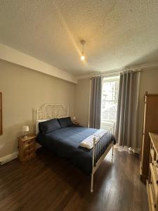 Katil atau katil-katil dalam bilik di Bright & Spacious City Centre Edinburgh Flat, Unbeatable Location