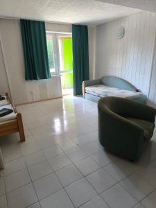 una sala de estar con un sofá y una cama en Izba 110, en Námestovo