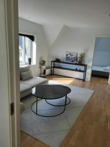 Χώρος καθιστικού στο Wonderfully located, 2BR, Balcony