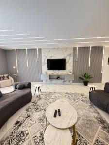 TV a/nebo společenská místnost v ubytování Luxury villa 89 elshick Zayed