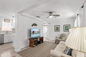 Photo de la galerie de l'établissement A short walk to Sun & Sand, Coastal Beach Home with Pool - FMB - Aqua Falls - Roelens, à Fort Myers Beach