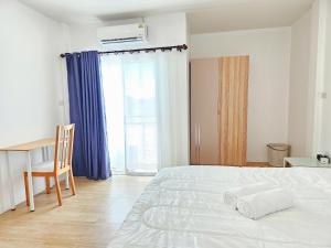 Ένα ή περισσότερα κρεβάτια σε δωμάτιο στο Baan Ava บ้านพักเชียงราย