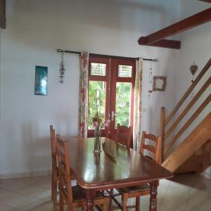 トロワ・リヴィエールにあるLa belle créoleのダイニングルーム(木製テーブル、窓付)