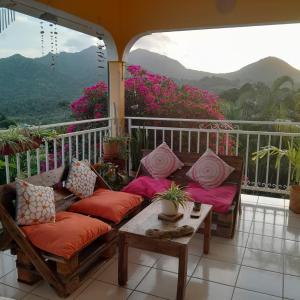 トロワ・リヴィエールにあるLa belle créoleのソファと景色を望むテーブル付きのバルコニー +6枚の写真