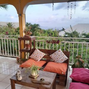 トロワ・リヴィエールにあるLa belle créoleのポーチ(ソファ、枕付)