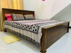 een bed met kussens in een kamer bij New Mango Villa in Matara +12 foto's