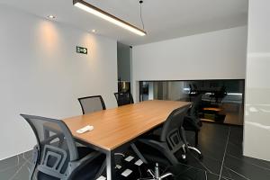 an office with a wooden table and black chairs at Flats a 50m do mar Legacy Suites - MyFlats Hospedagens in Tambaú +291 photos