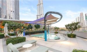 - un toit-terrasse avec une piscine dans un bâtiment dans l'établissement Grande Downtown Dubai - Luxury 1BR Apt near Burj khalifa and Dubai Mall, à Dubaï