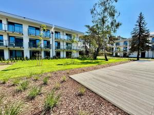 Taman di luar Rezydencja Niechorze D312 z basenem, sauną, jacuzzi, klimatyzacją i Widokiem na Morze - 5D Apartments