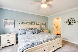 Katil atau katil-katil dalam bilik di 4 Mi to Dtwn Ohio River Valley Home with Deck!