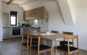 Kuchyň nebo kuchyňský kout v ubytování 2 Bedroom Cozy Home In Brodani