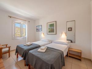 Un dormitorio con dos camas y una ventana. en Tramontana 115 P1, en Fornells 23 fotos más