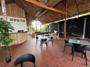 a restaurant with tables and chairs in a room at Hotel Mar Azul in Puerto Baquerizo Moreno