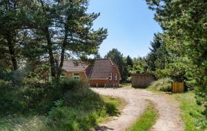un chemin de terre devant une maison dans l'établissement Holiday Home Søren Gades Mark Blåvand Denm, à Blåvand 28 autres photos
